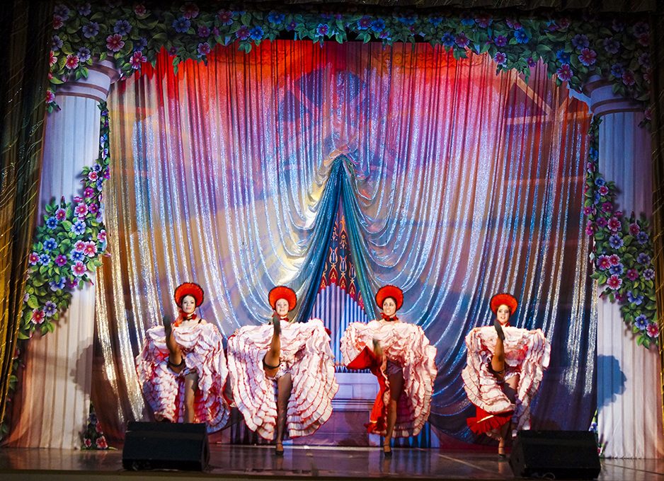 Приморцев приглашают на канкан   в  оперетте  "Мадемуазель Нитуш"