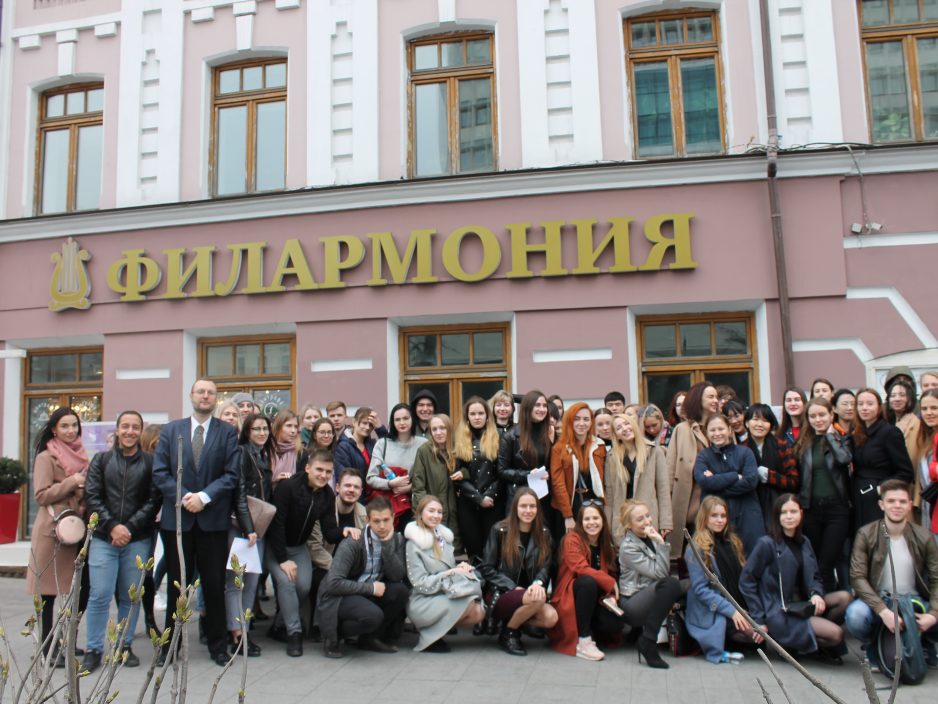Студенты-бакалавры медийных специальностей Школы искусств и гуманитарных наук ДВФУ посетили Приморскую краевую филармонию